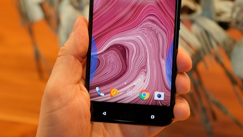 Первый взгляд на смартфон HTC U11: сожми меня!