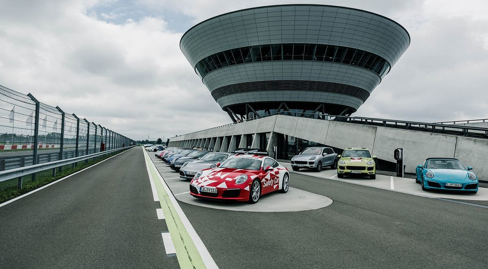 Как Porsche тестирует свои автомобили: уникальные кадры с завода