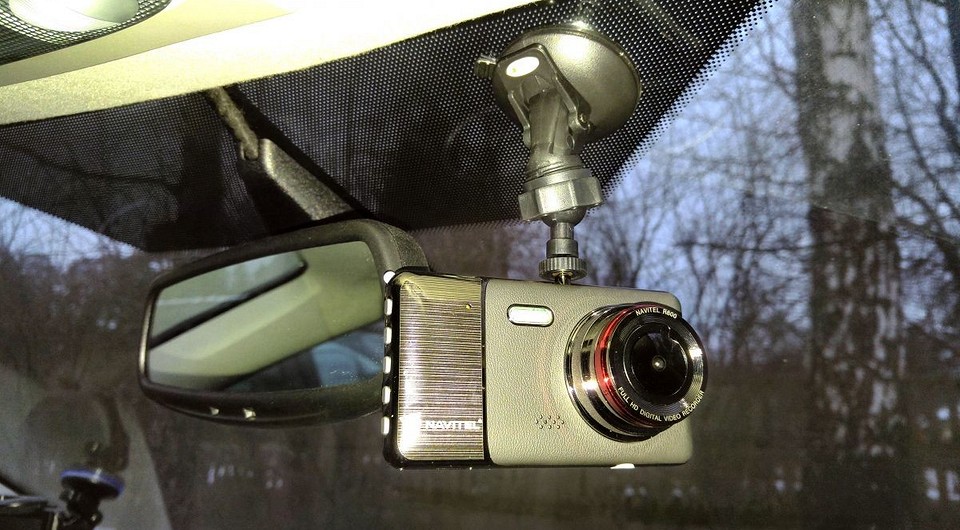 Обзор видеорегистратора Navitel R800: необычный дизайн и большой экран