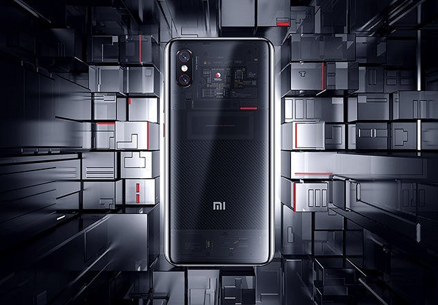 Что прячется под стеклянной крышкой Xiaomi Mi 8 Pro