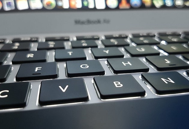 Apple запатентовала самоочищающуюся клавиатуру для MacBook