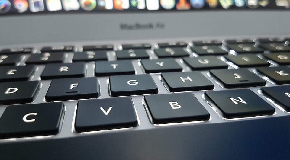 Apple запатентовала самоочищающуюся клавиатуру для MacBook