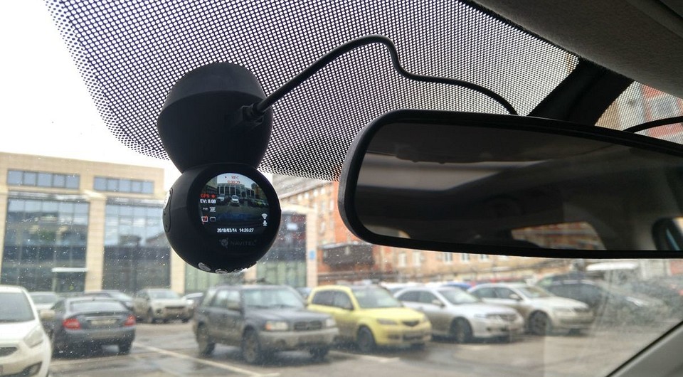 Обзор видеорегистратора NAVITEL R1000 с GPS: компактный и быстросъемный