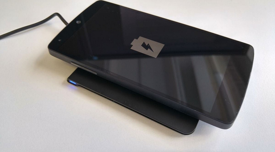 Тест и обзор беспроводной зарядки ADATA CW0050: умная база для вашего смартфона