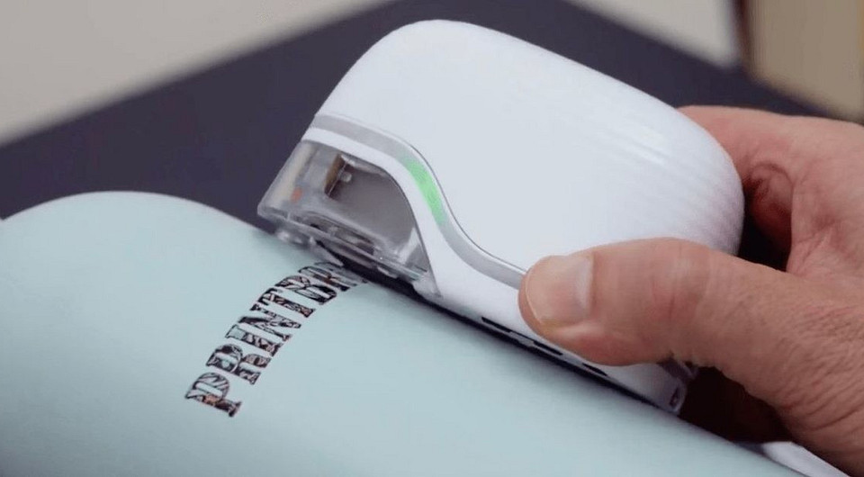 Принтер размером с мышь печатает на любых поверхностях!