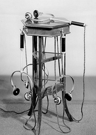 Первые открытые наушники были созданы в 1891 году французским изобретателем Эрнестом Меркадье. Конструкция устройства состояла из двух головных динамиков и скрепляющей их металлической ду...