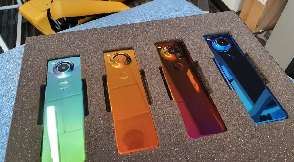 Создатель Android показал новый смартфон, поразивший чрезвычайно необычным форм-фактором