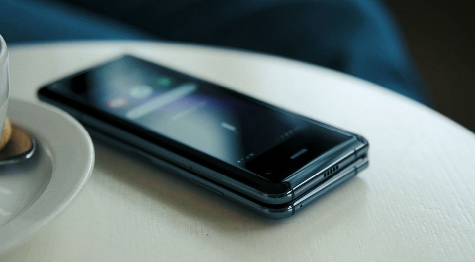 В сложенном состоянии Galaxy Fold достигает по толщине 1,7 сантиметра и, таким образом. Получается довольно громоздким.