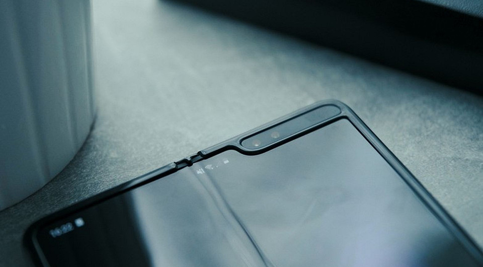 Внутренний экран защищен толстым пластиковым выступом