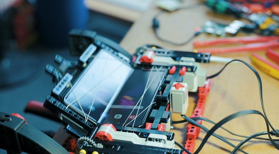 Опыты над образцом: мы сложили Galaxy Fold 200 000 раз. После 100 000 складываний он начал поскрипывать, после 160 000 складываний шарнир стал демонстрировать последствия износа