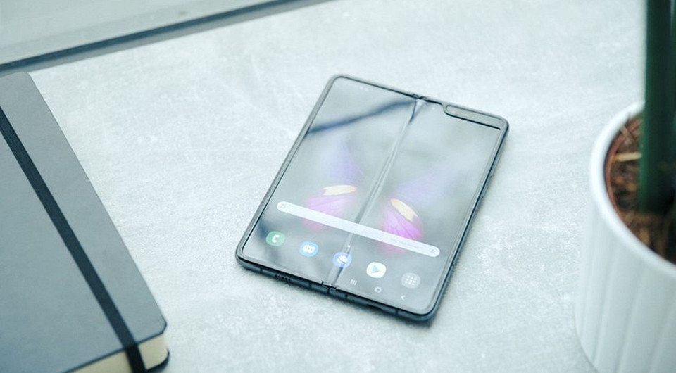 Вмятина в экране в центре видна и ощутима