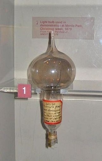 Некоторые ошибочно полагают, что Эдисон изобрел лампу накаливания как таковую, однако это не так. К ее изобретению приложили руку множество ученых, каждый из которых достиг успехов на опр...