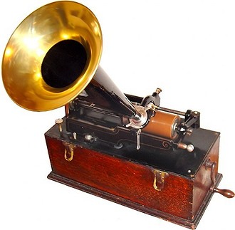 Фонограф, представленный изобретателем 21 ноября 1877 года (патент на него получен 19 февраля 1878 года), стал настоящим прорывом в мире звукозаписи. Он мог записывать и воспроизводить му...