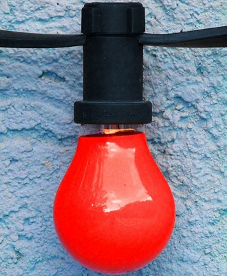Это один из самых простых и удобных способов защиты лампочки от кражи. Лампочка окрашивается в какой-нибудь цвет, например, зеленый или красный, благодаря чему теряет свою привлекательнос...
