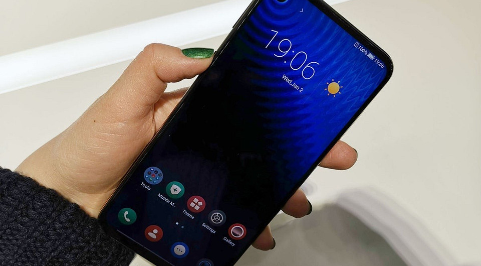 Hisense привезла на MWC 2019 смартфон с «дыркой» в экране и камерой 48 Мп