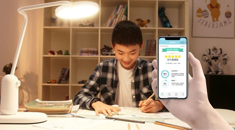 Первая в мире лампа с искусственным интеллектом позаботится о ваших зрении и осанке