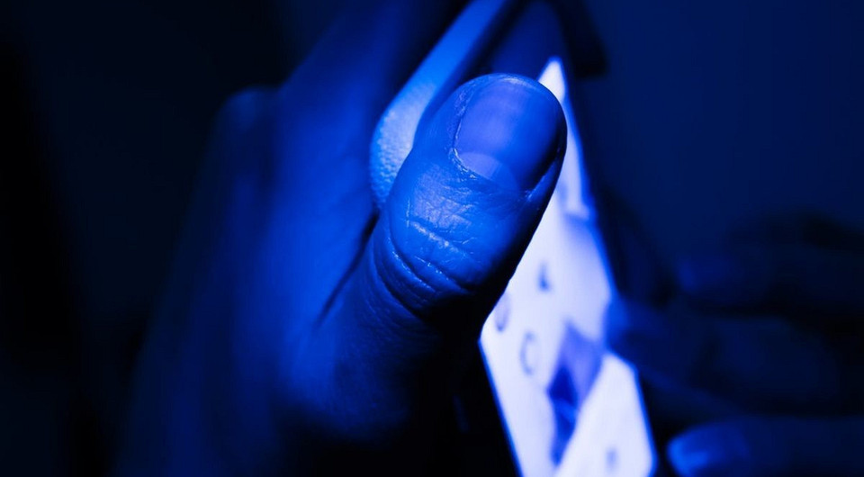 Синий свет от смартфона: почему его все боятся?