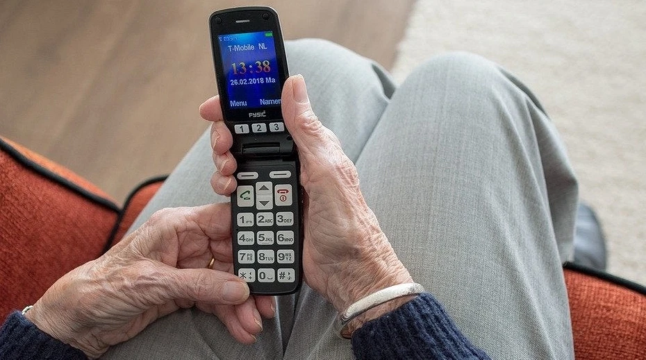 простой мобильный телефон для пожилых людей купить