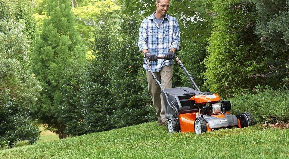 Как выбрать бензиновую газонокосилку и забыть про провода