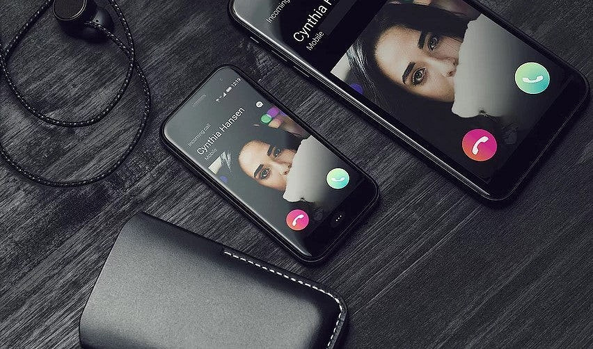 В Россию официально приехал самый компактный современный смартфон. Цена удивляет