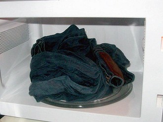 Некоторые считают, что с помощью микроволновки можно быстро высушить свои вещи, например, носки или нижнее белье. Однако в этом кроется опасность. Во-первых, материал, особенно синтетичес...