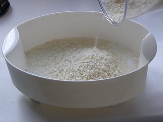 Для приготовления каш, таких как рис, гречка или булгур, потребуется специальная чаша, которая не имеет отверстий. В нее наливается нужное количество воды и засыпается крупа. Такая чаша м...