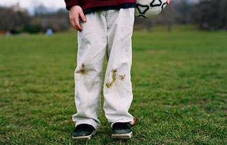 Если ребенок после прогулки принес на джинсах или другой одежде зеленые пятна от травы, сделайте следующее: в 1 л воды разведите 1 ст. ложку нашатырного спирта и 1 ст. ложку жидкого мыла. 