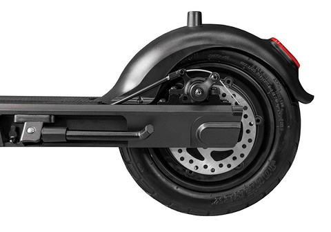 В Neoline T23 использованы два типа колес. Переднее - 10-дюймовое, надувное, с покрышкой и камерой внутри. Заднее - 10,5 дюймов, тоже пневматика, но уже бескамерная. Шины достаточно широк...