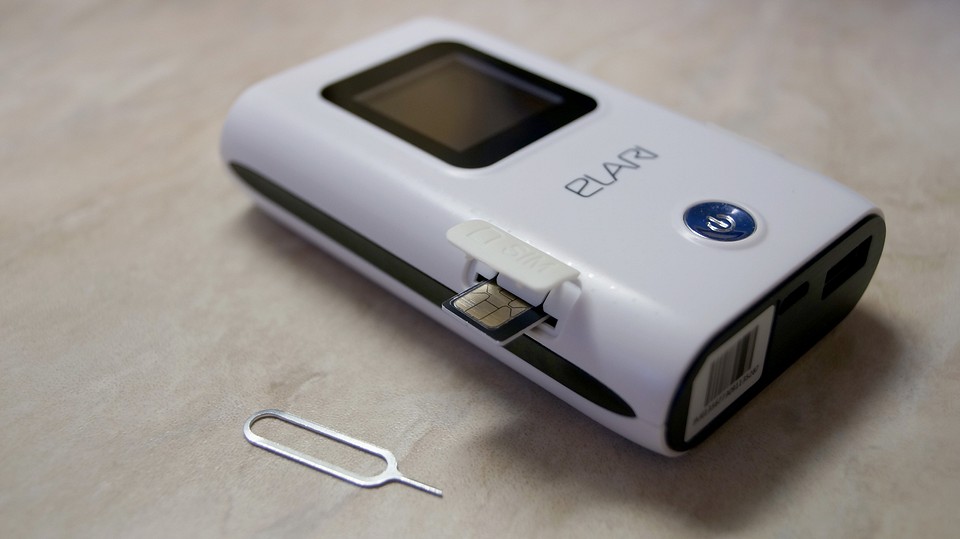 Тест и обзор портативного роутера ELARI Smart WiFi: один для всех, eSIM плюс повербанк