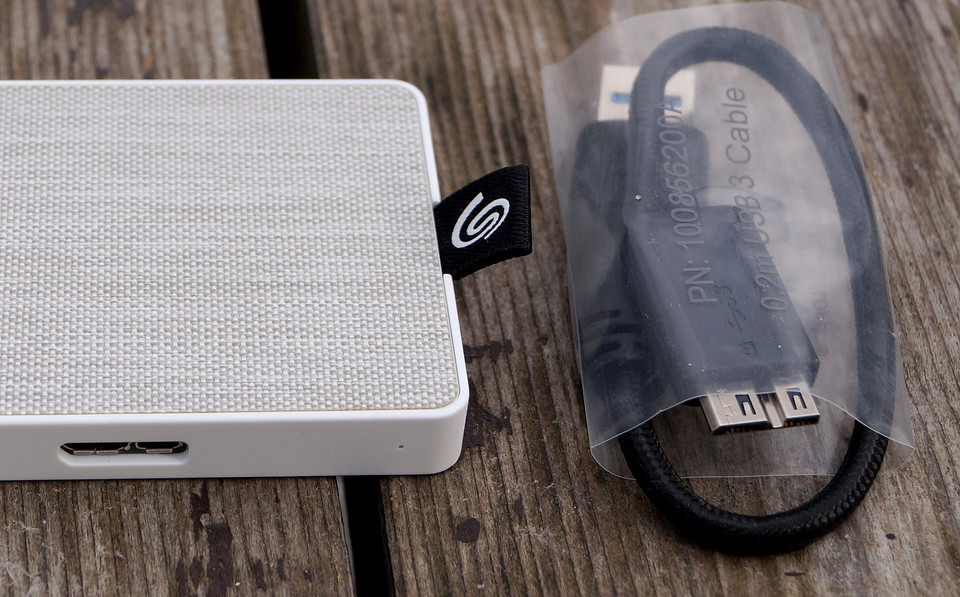 Тест и обзор Seagate One Touch SSD 1TB: крохотный накопитель в холщовом костюме