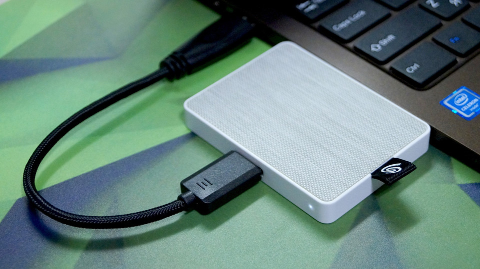 Тест и обзор Seagate One Touch SSD 1TB: крохотный накопитель в холщовом костюме