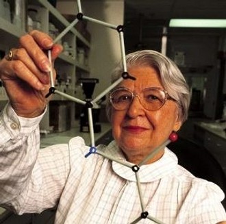 Кевлар изобрела доктор Стефания Кволек в 1965 году — она занималась химией в крупнейшей компании DuPont. Стефания искала прочное волокно для использования в шинах, но в итоге открыла кевл...