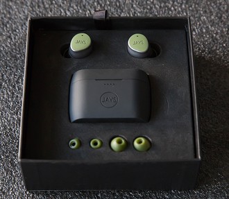 JAYS M-Seven поставляются в стильной черной коробке: в комплекте, помимо самих наушников, - кейс для хранения и зарядки, набор сменных уплотнителей, провод для зарядки и инструкция. Правд...