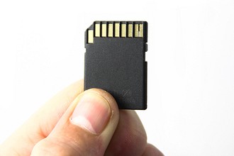 Многие ноутбуки оснащены слотом для карт - как правило, это SD-формат, а именно microSD, microSDHC, microSDXC (почитайте, чем они отличаются). Карты будут удобны, главным образо...