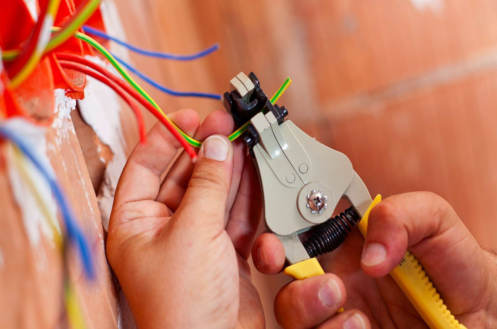Как зачистить провода и кабели от изоляции