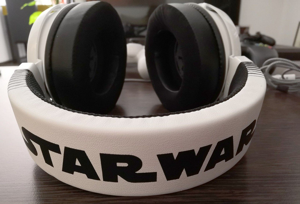 Обзор гарнитуры Razer Kraken Stormtrooper Edition: приятный дизайн и идеальный звук в играх и кино Обзор гарнитуры Razer Kraken Stormtrooper Edition: приятный дизайн и идеальный звук в играх и кино
