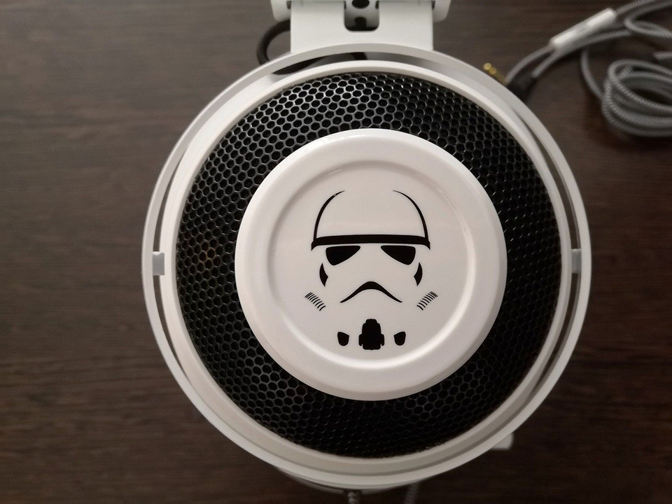 Обзор гарнитуры Razer Kraken Stormtrooper Edition: приятный дизайн и идеальный звук в играх и кино Обзор гарнитуры Razer Kraken Stormtrooper Edition: приятный дизайн и идеальный звук в играх и кино
