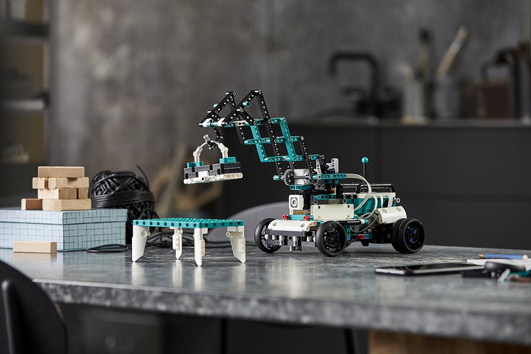 У LEGO появится еще один робот-конструктор, которым можно управлять со смартфона