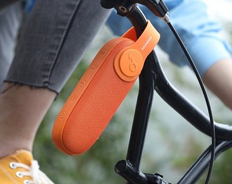 Компактная Bluetooth-колонка от Soudcore отлично подойдет для отдыха на даче, походов или прогулок на велосипеде. Благодаря удобному ремешку ее можно прикрепить где угодно: на ветке, рюкз...