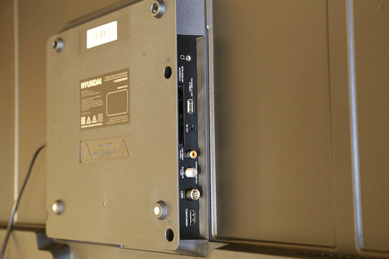 Обзор Hyundai H-LED40FS5001 (2020): умный телевизор с Алисой за 15 000 рублей