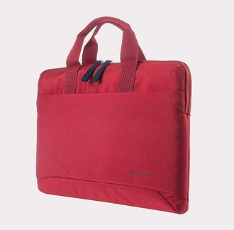 Самые простые варианты - сумки из неопрена, которых хватает максимум на год. Есть качественные брендовые сумки типа Tucano, с множеством отделений и мягкой набивкой, которая смягчает удар...