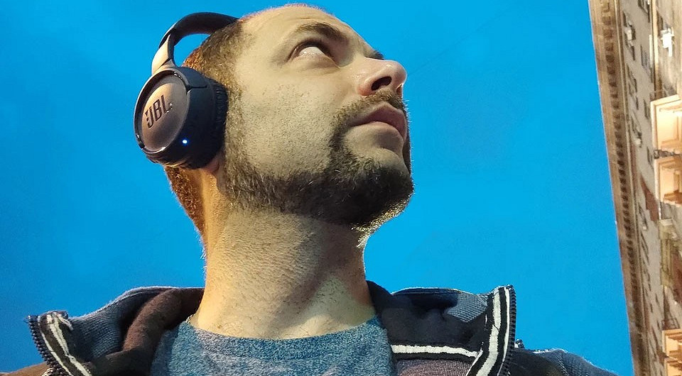 Беспроводные наушники до 10 000 рублей: 7 лучших моделей в 2021 году