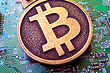 Криптовалюты обрушились — Bitcoin подешевел на $13 000, Ethereum потерял более $700