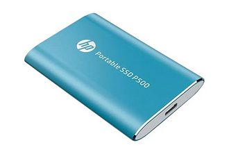 Если вы раньше пользовались внешними HDD, Portable SSD P500 явно вас удивит. Это почти невесомый девайс размером с визитную карточку в алюминиевом корпусе, который доступен в 4 цвета...
