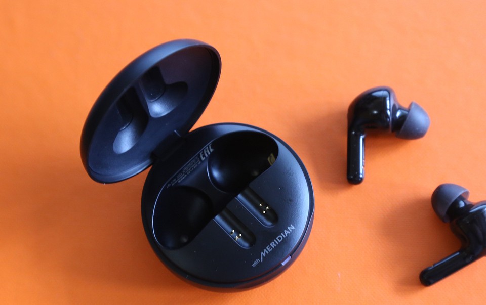 Обзор наушников LG TONE Free HBS-FN7: шумоподавление и УФ-обработка