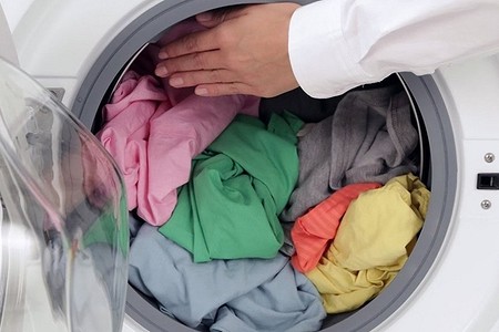 Стиральная машина прыгает при отжиме: что делать?