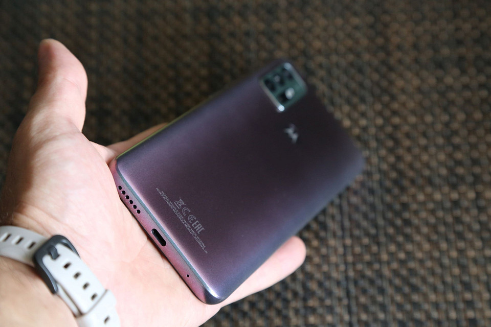 Обзор смартфона Motorola Moto G30: готов поспорить с «китайцами»