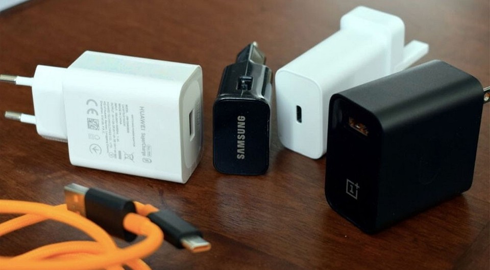 Можно ли заряжать все смартфоны одной зарядкой: развеиваем мифы