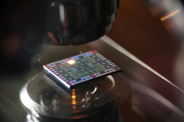 Опубликованы качественные фотографии российского процессора «Эльбрус-8С»