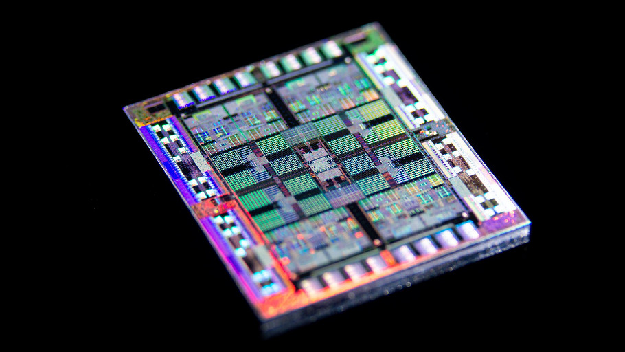 Опубликованы качественные фотографии российского процессора «Эльбрус-8С»